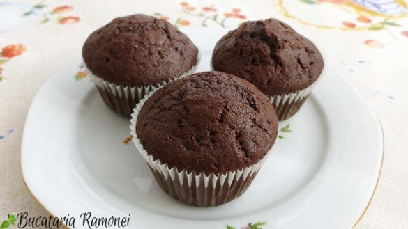 Muffin cu ciocolata si dulceata de cirese