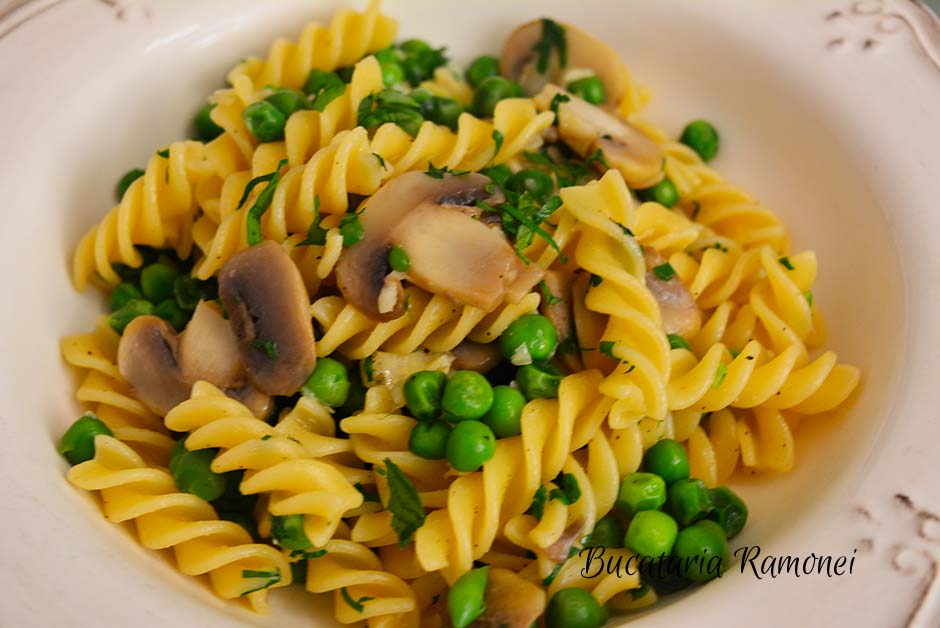 Fusilli Cu Ciuperci Si Mazare Reteta Pregatita De Ramona Dascalu